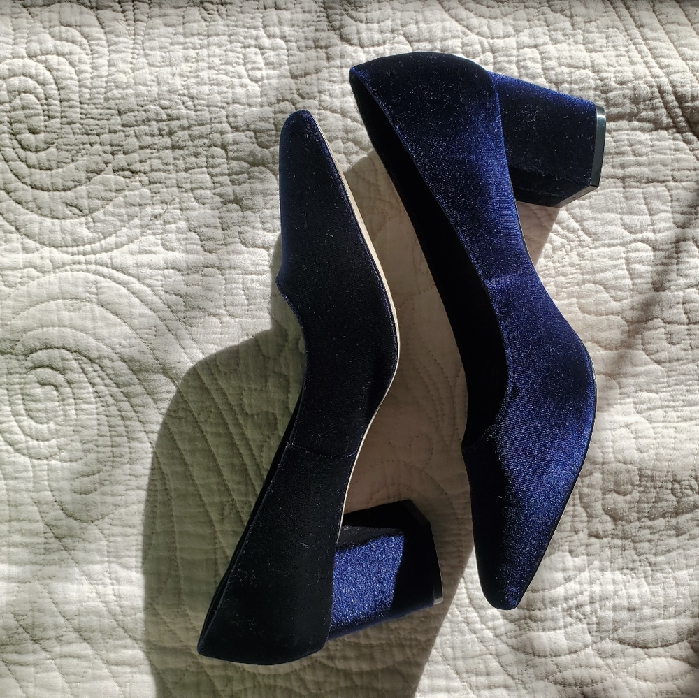 BEAUTIFUL BLUE VELVET BLOCK HEELS